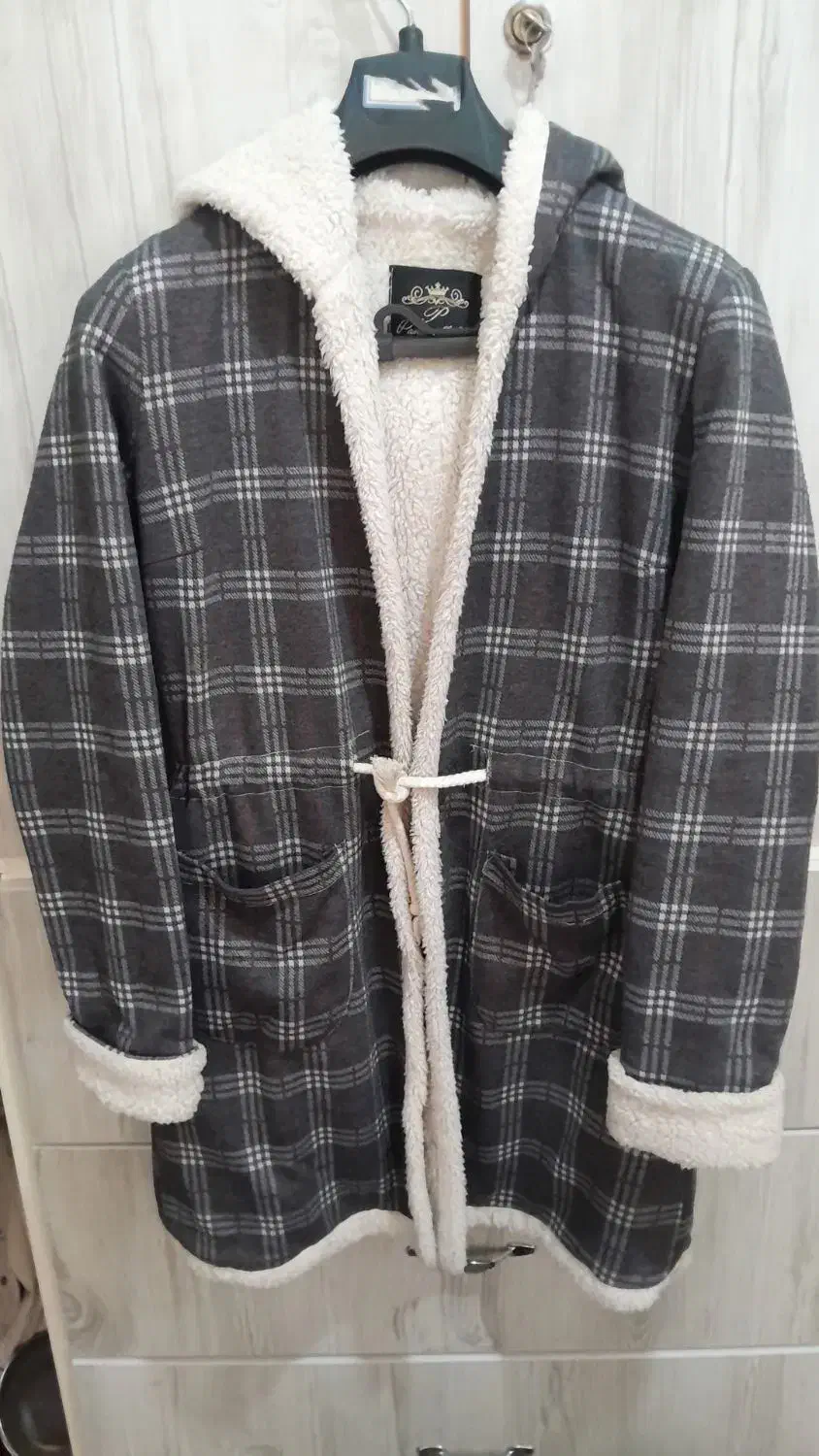 پالتو|لباس|رباط‌کریم, نصیرشهر|دیوار