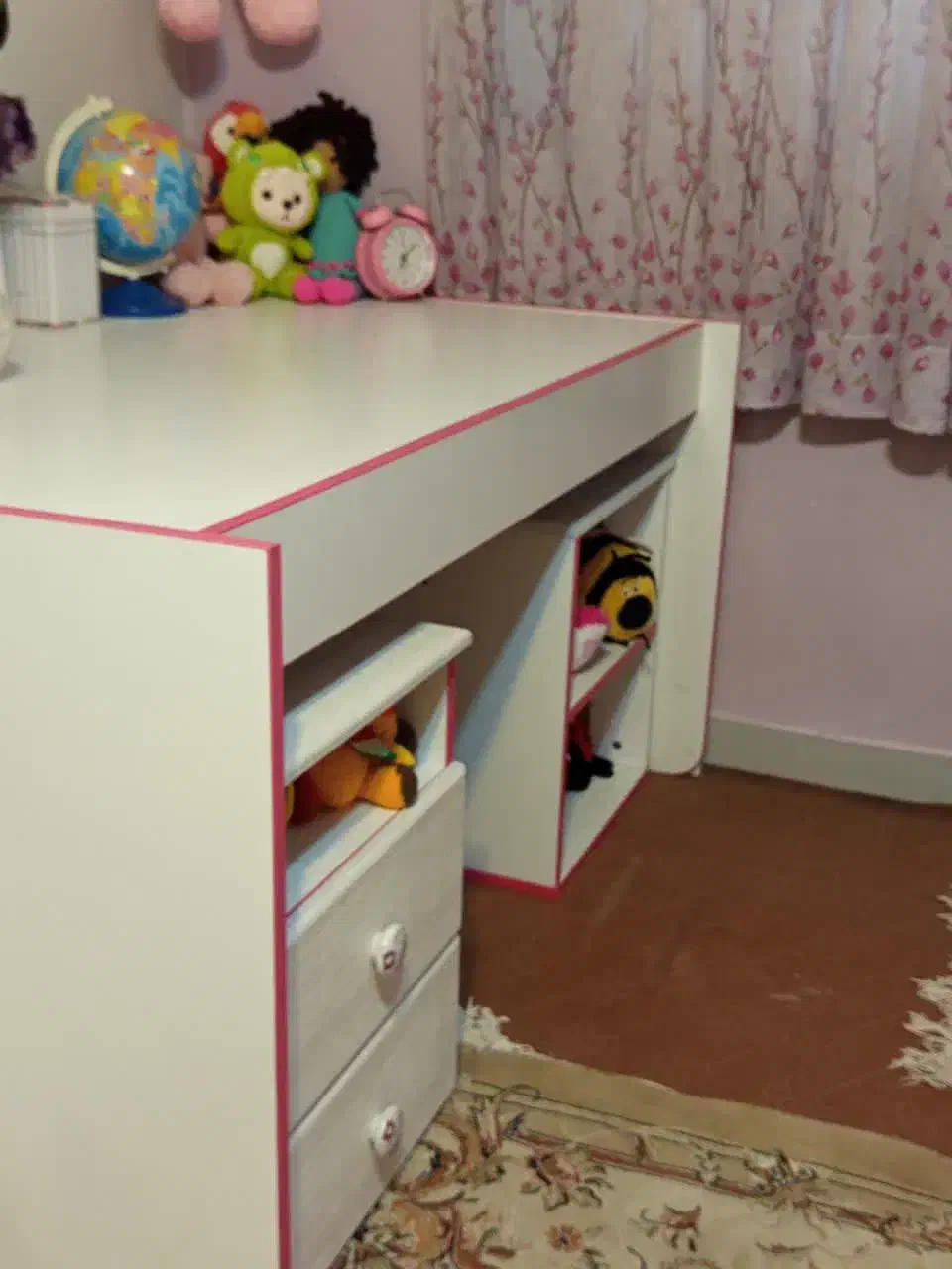 تخت وکمد ژیک(طرح کیتی)کاملا سالم درحدنو|تخت و سرویس خواب|همدان, |دیوار