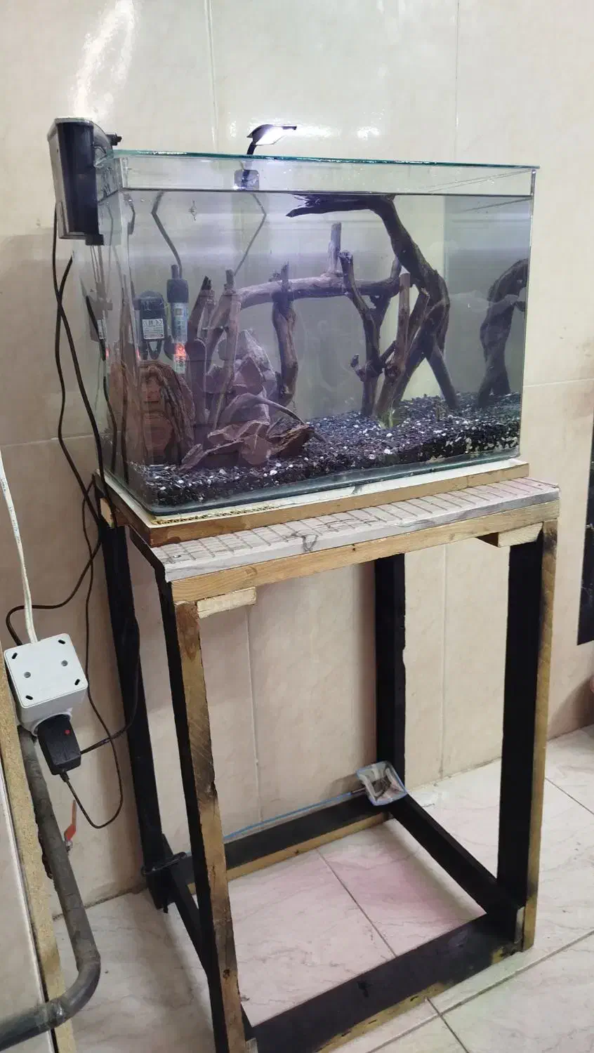 آکواریوم با پایه فروشی یا معاوضه|ماهی|اسلامآباد غرب, |دیوار