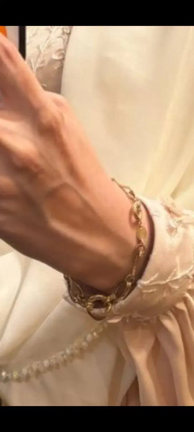 دستبند گم شده|جواهرات|لاهیجان, قیام|دیوار