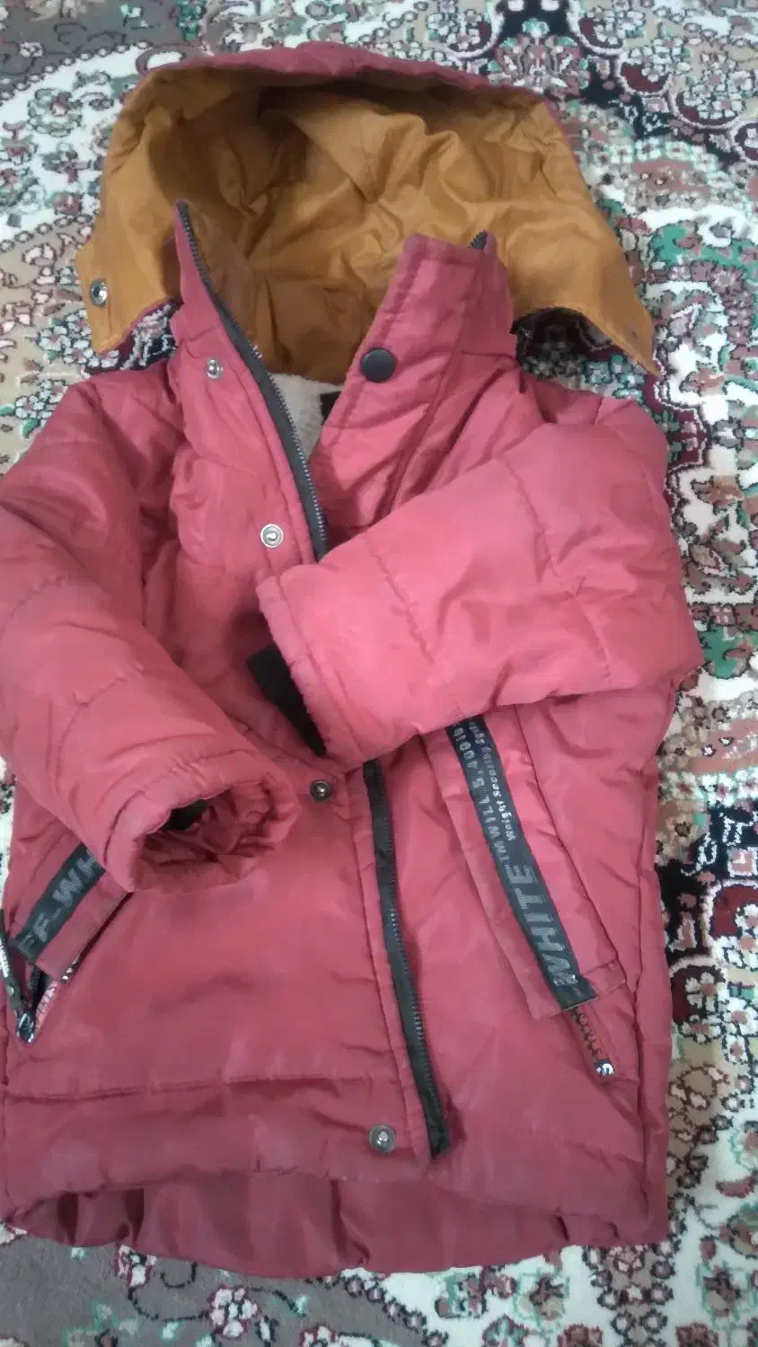 کاپشن|کفش و لباس بچه|قم, منبع آب|دیوار