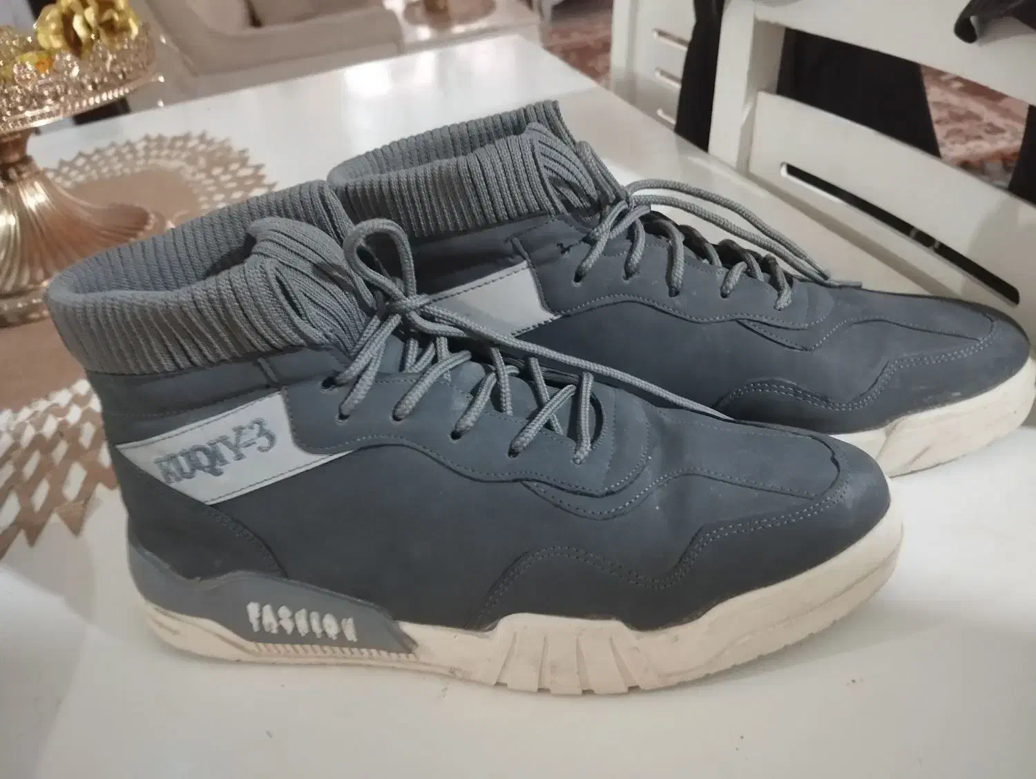 کفش|کیف، کفش، کمربند|کاشمر, |دیوار