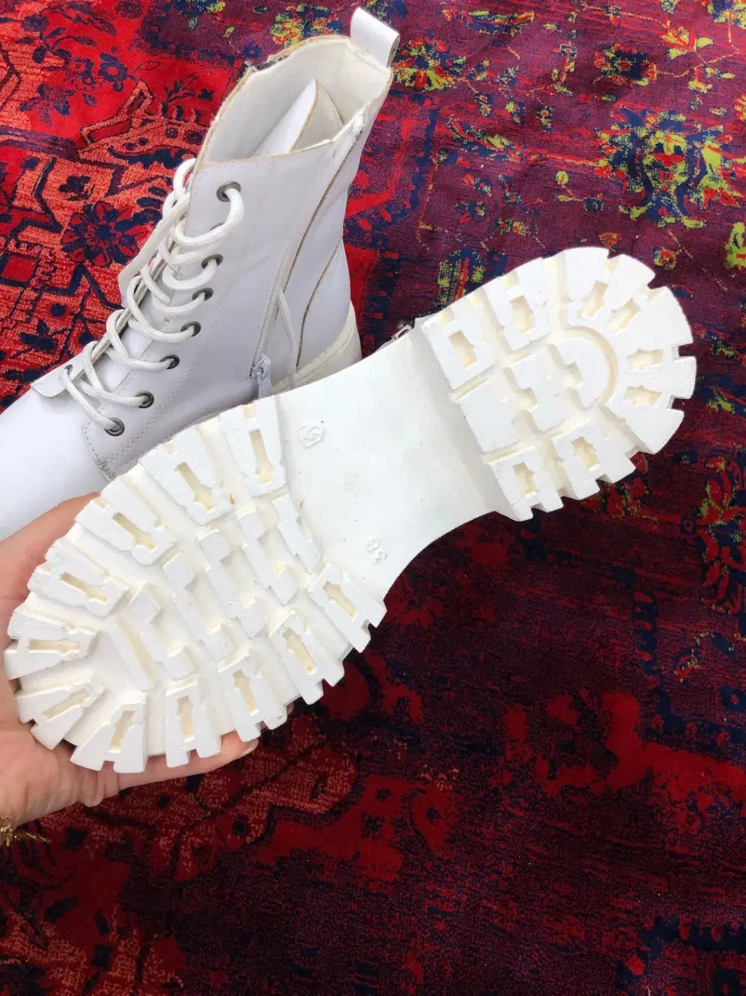 نیم بوت|کیف، کفش، کمربند|پرند, فاز ۴|دیوار