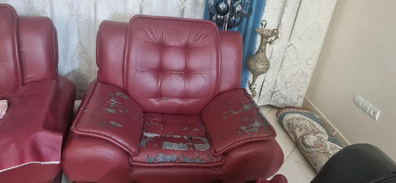 مبل چرم ترک فقط نشیمنش نیاز ب تعمیر داره|مبلمان خانگی و میز عسلی|تهران, شهرک بعثت|دیوار