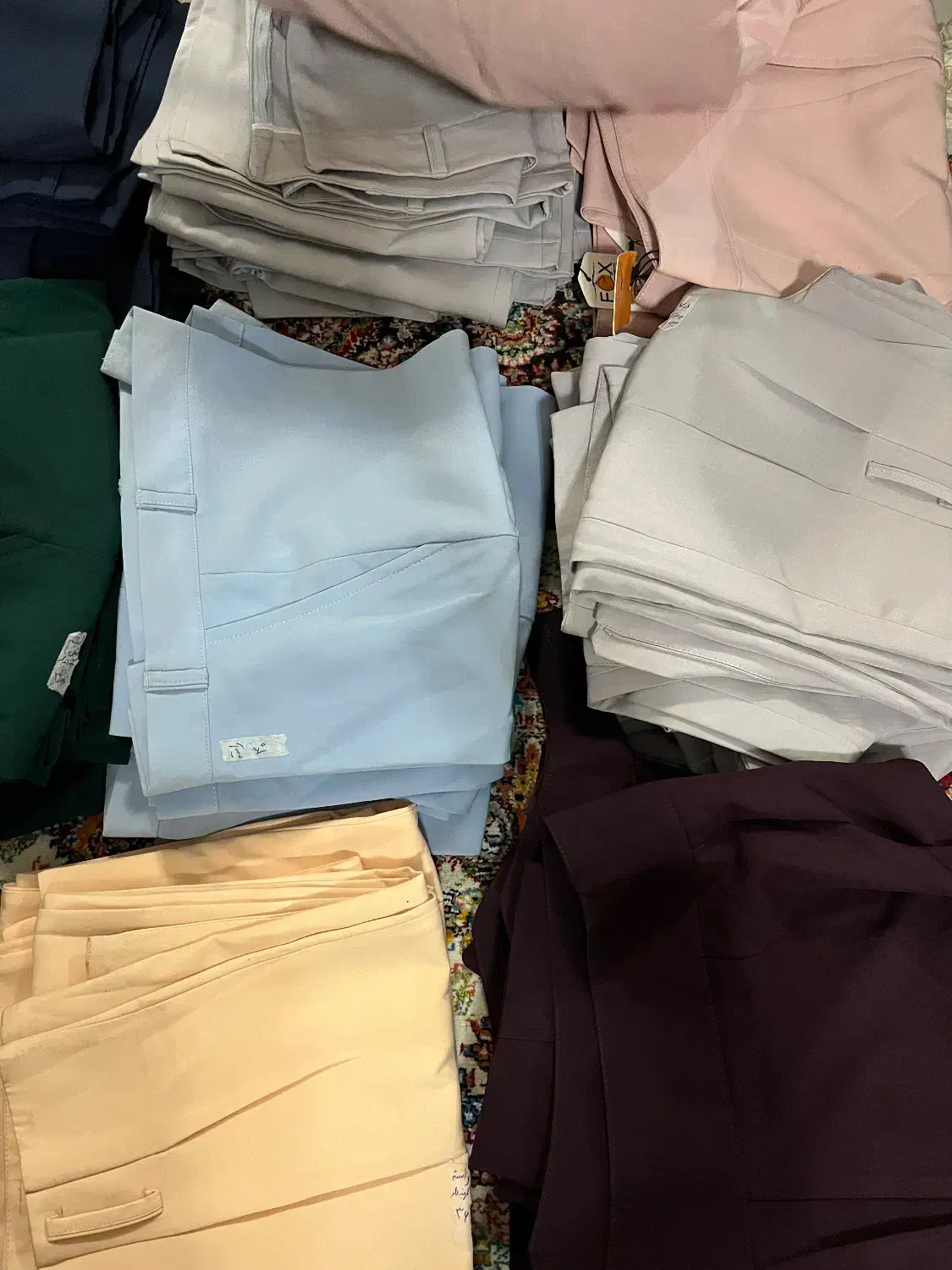 تعدادی شلوار جین و پارچه ای به قیمت عمده و چکی|لباس|ساری, |دیوار