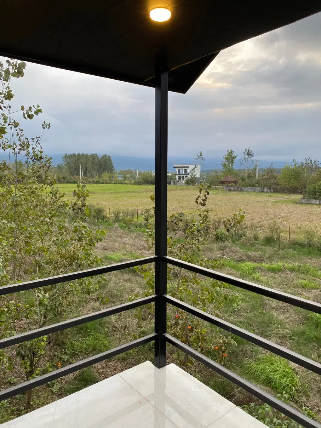 اجاره شبانه کلبه سوئیسی با ویو کوه|اجارهٔ کوتاه‌مدت ویلا و باغ|عباس‌آباد, |دیوار