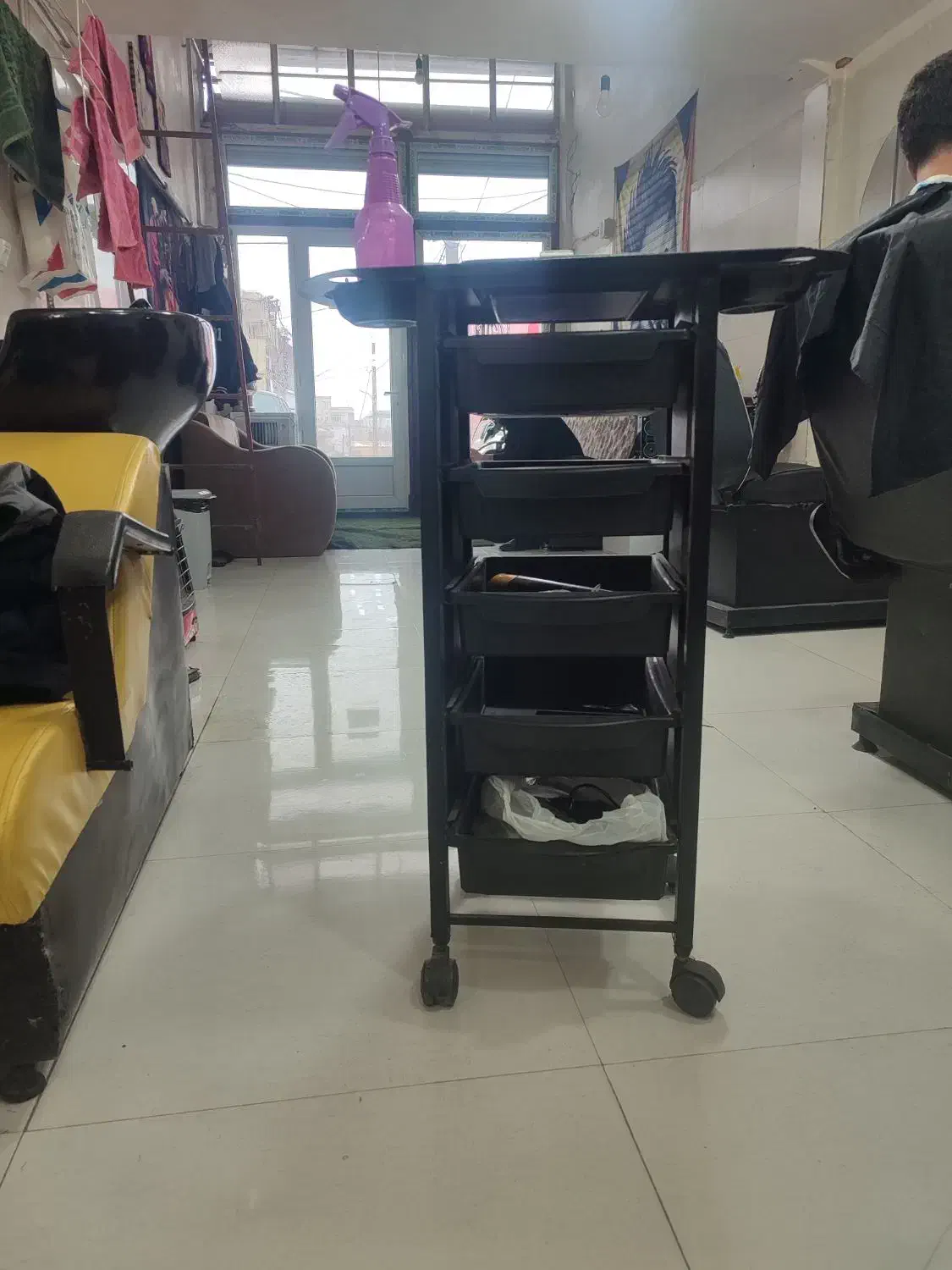 ترولی آرایشگاه|آرایشگاه و سالن‌های زیبایی|سردشت, |دیوار