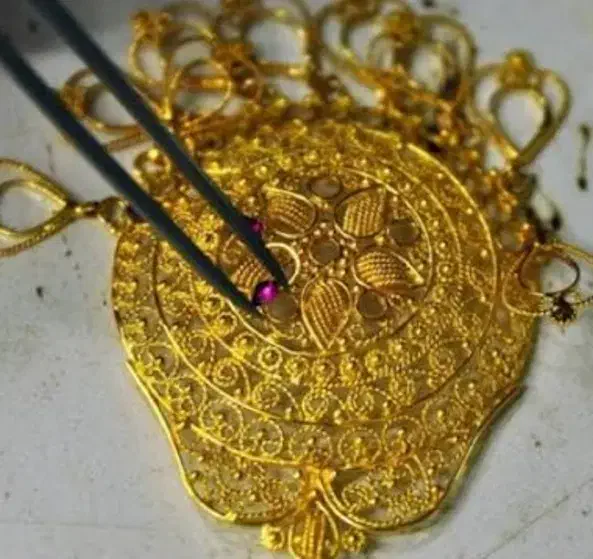 قطعه طلا پیدا شده|اشیا|شیراز, مبعث|دیوار