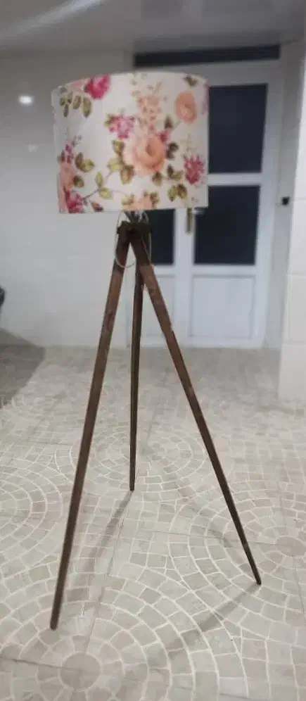 آباژور پایه دار کنار سالنی|چراغ خواب و آباژور|ایلام, |دیوار