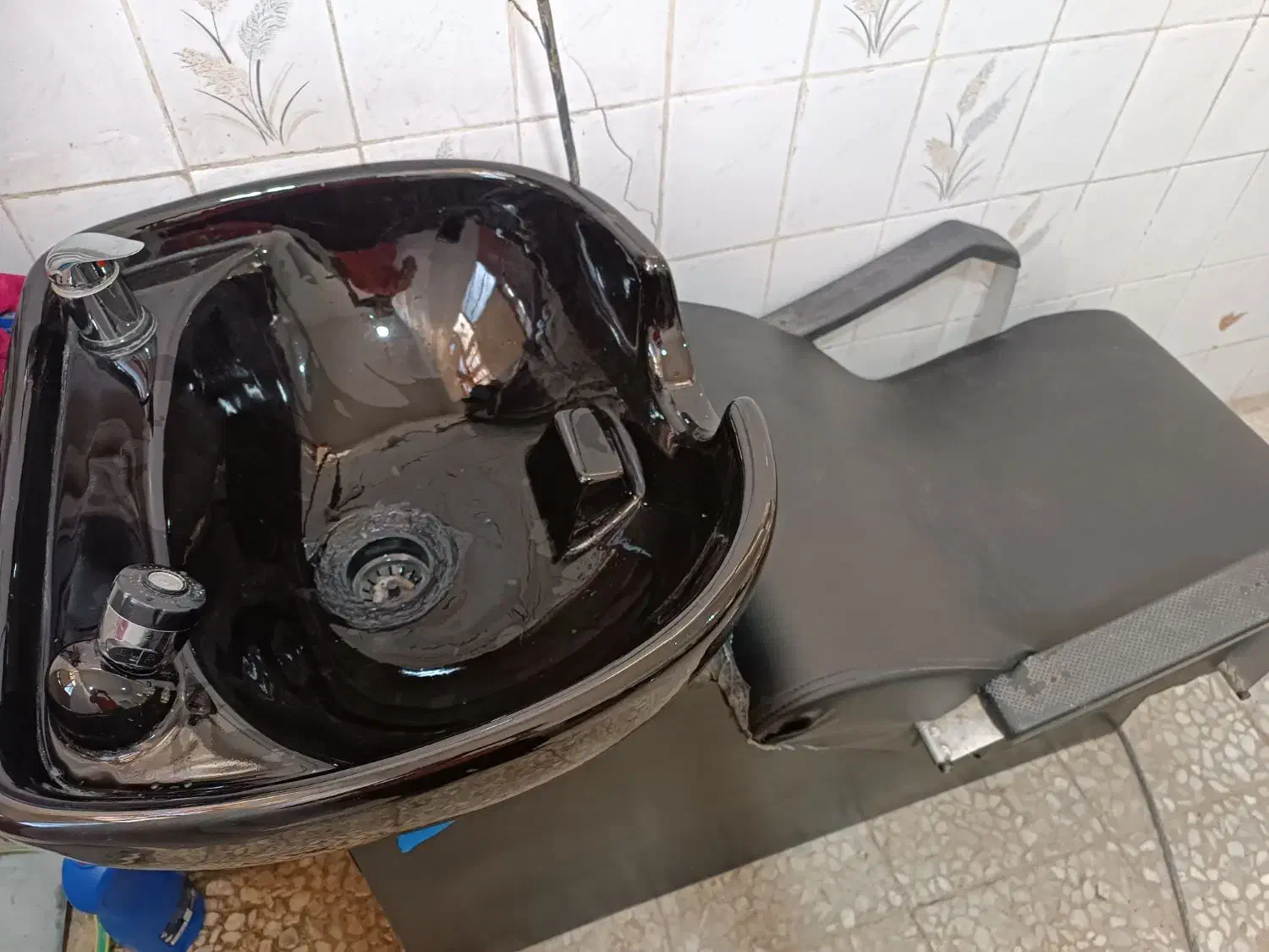 سرشور با تمام شیرآلات در حد نو    4600000|آرایشگاه و سالنهای زیبایی|زابل, |دیوار