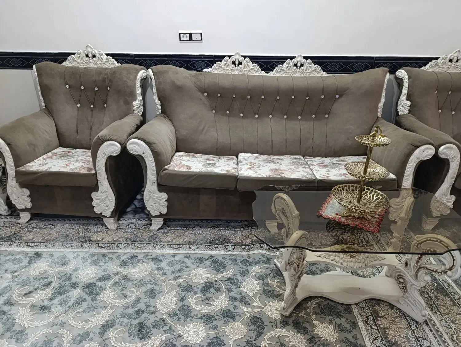 یک دست مبل ۷نفره با عسلی|مبلمان خانگی و میز عسلی|باغستان, |دیوار