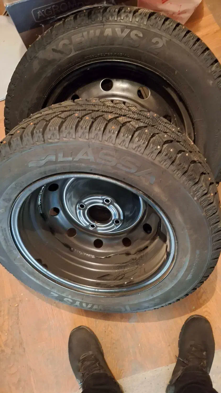 لاستیک یخ شکن lassa.میخ دار|قطعات یدکی و لوازم جانبی|تهران, سوهانک|دیوار