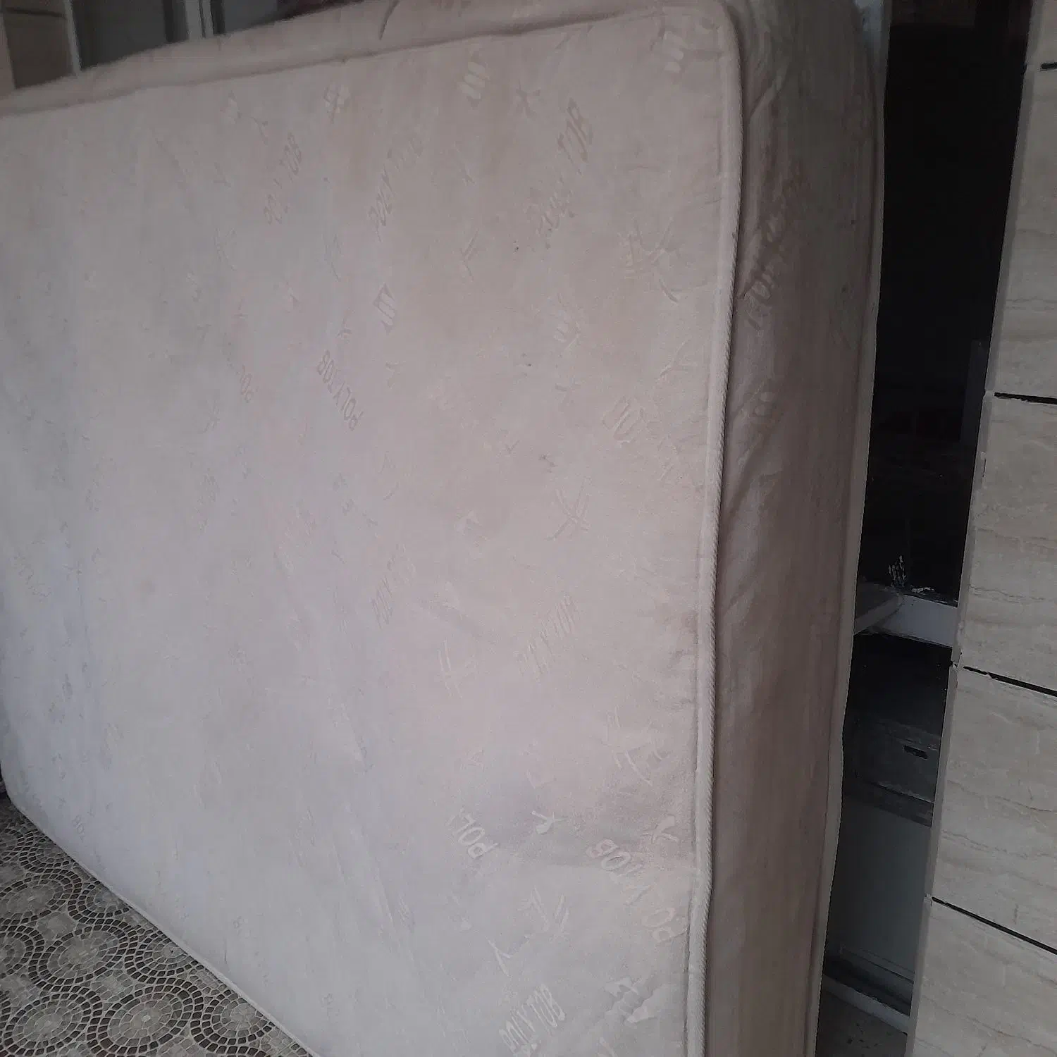 تشک|تشک تختخواب|خوی, |دیوار