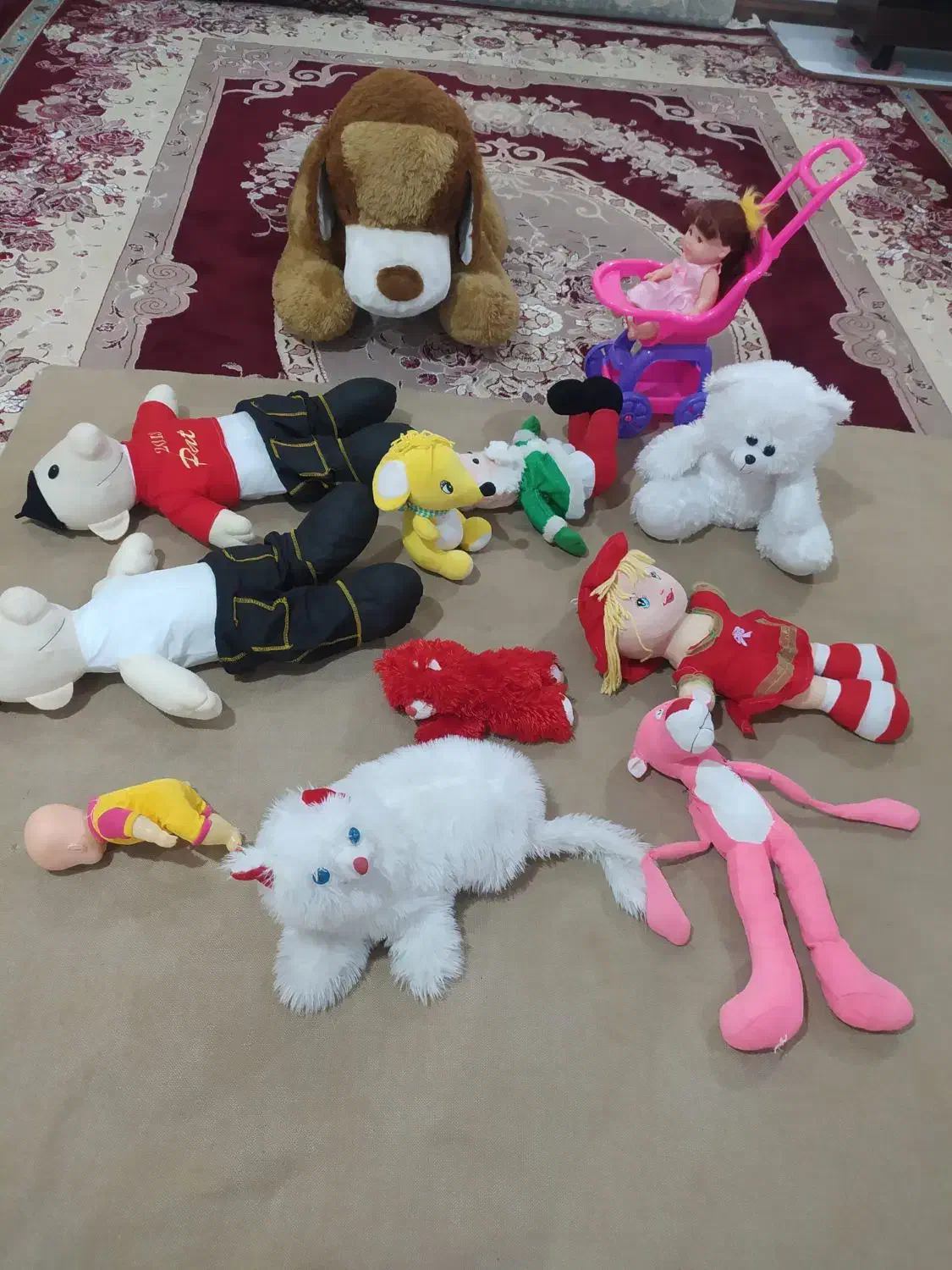 تعدادی عروسک|اسباببازی بچه|ایوان, |دیوار