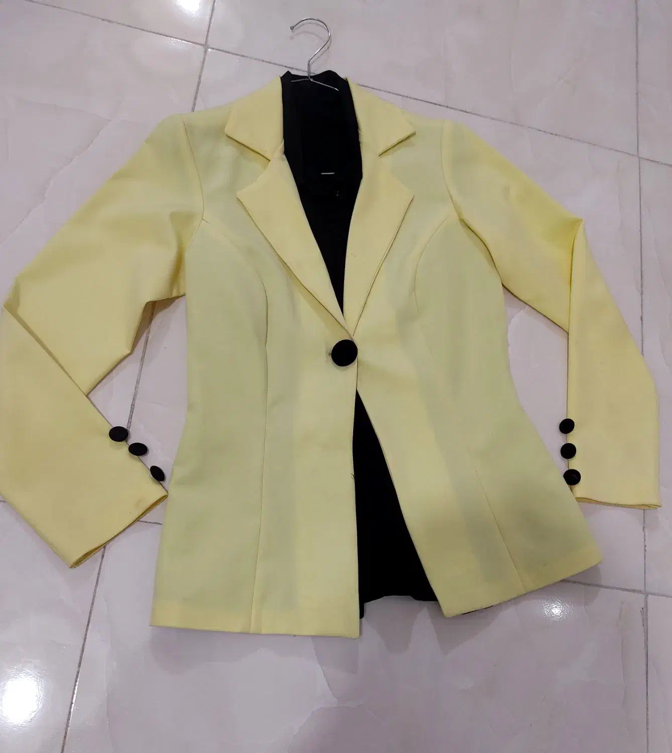 تعدادی لباس و شومیز مجلسی|لباس|میانه, |دیوار