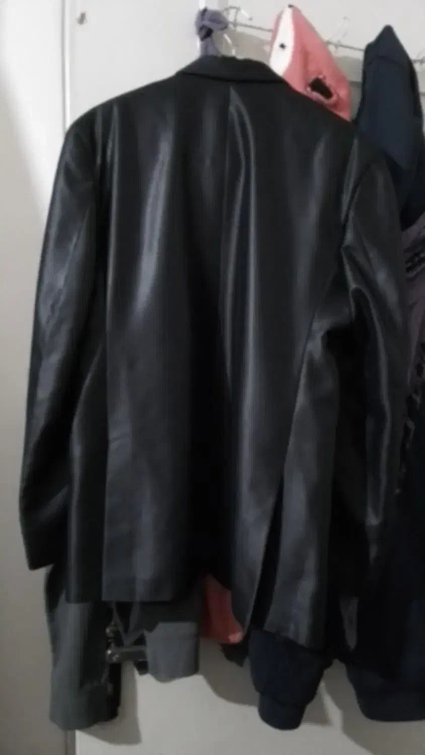 کت تک|لباس|ری, سیزده آبان|دیوار