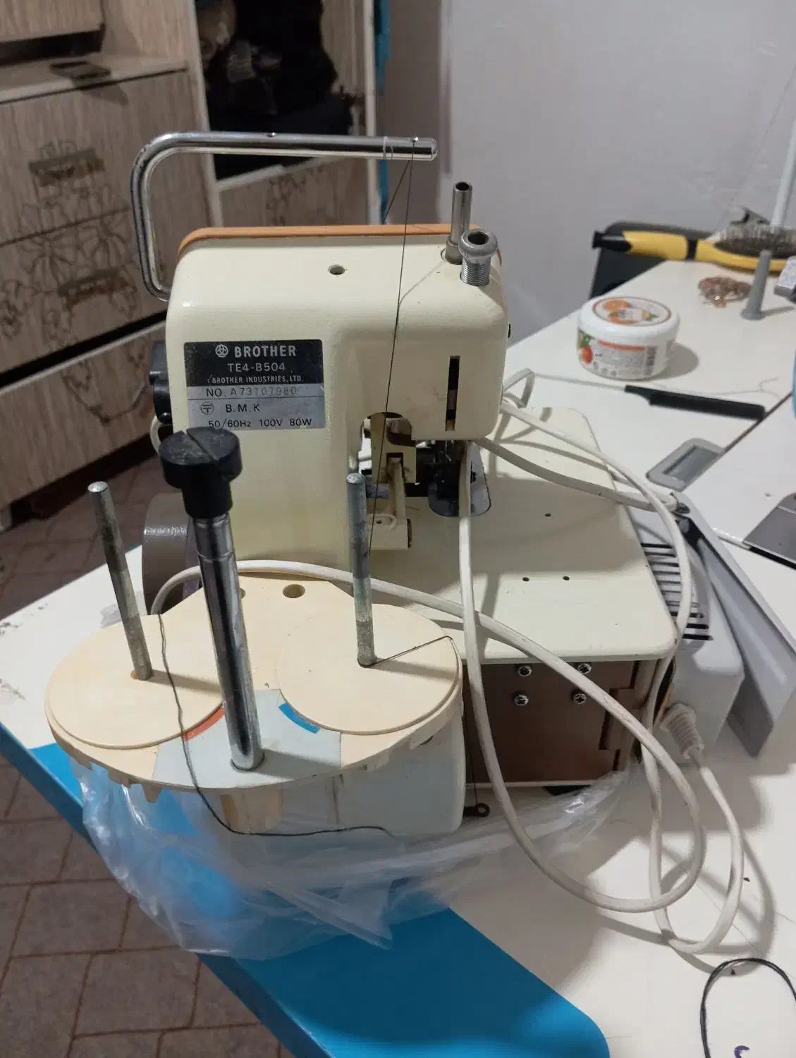 فروش‌سردوز|چرخ خیاطی و ریسندگی|ربط, |دیوار