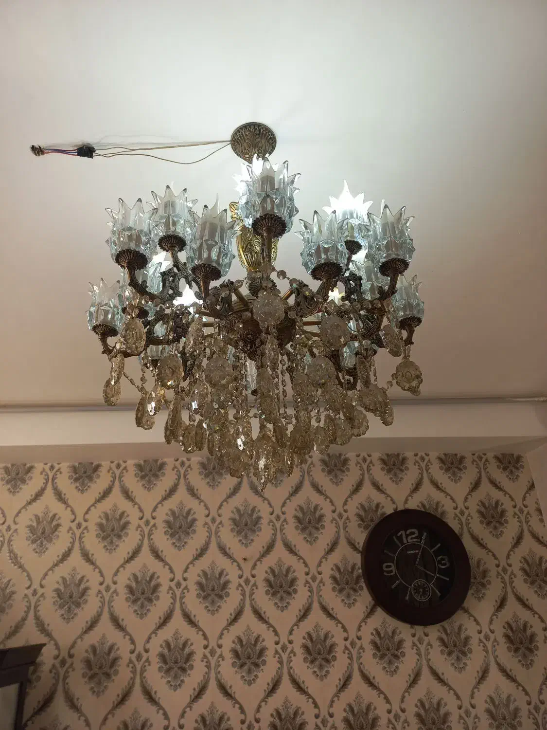 لوستر ۱۲شاخه|لوستر و چراغ آویز|هشتگرد, فاز ۷ مهستان|دیوار