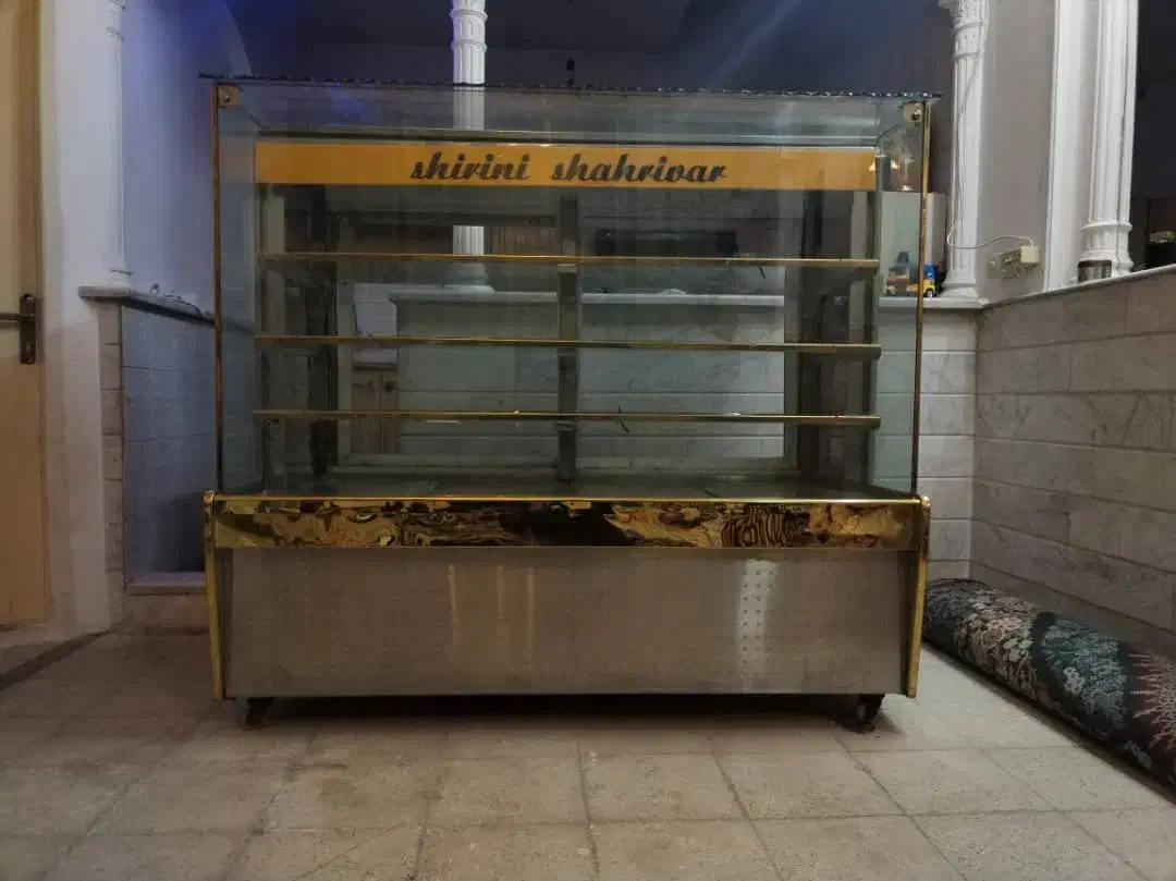دو عدد ویترین ودو یخچال که یک کچکتر زیر ترازو|فروشگاه و مغازه|قم, انسجام|دیوار