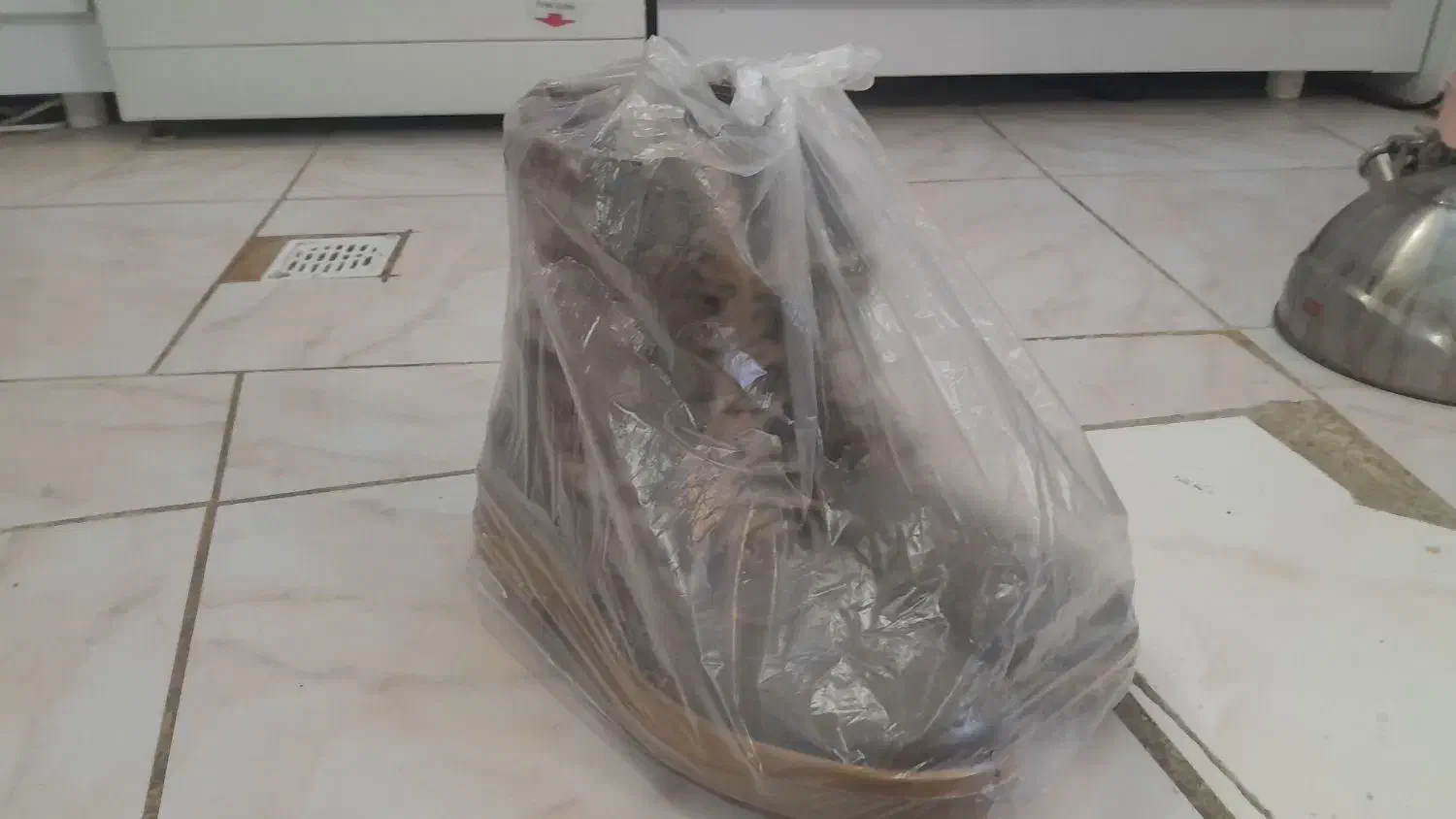 پوتین|کیف، کفش، کمربند|قروه, |دیوار