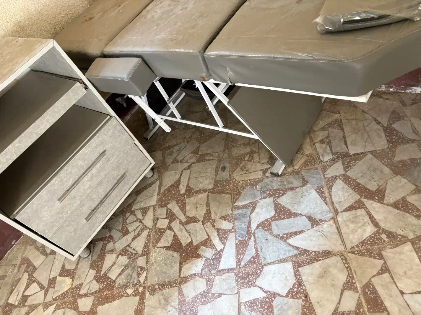 تخت ماساژ، تتو، مژه، فیشیال|آرایشگاه و سالنهای زیبایی|لاهیجان, کوی استادان|دیوار