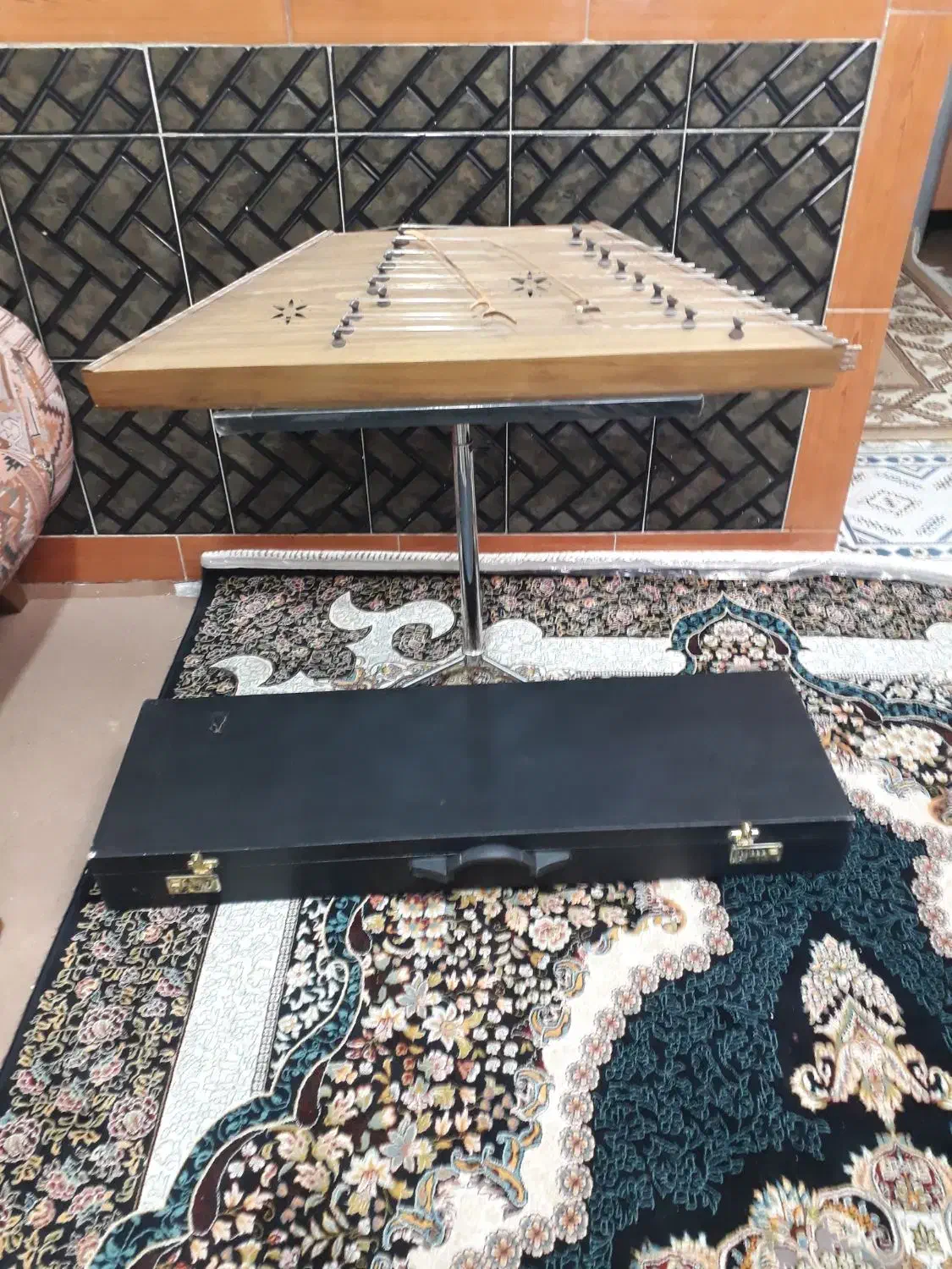 سنتور و مضراب با پایه و کیس|سازهای سنتی|کنگاور, |دیوار