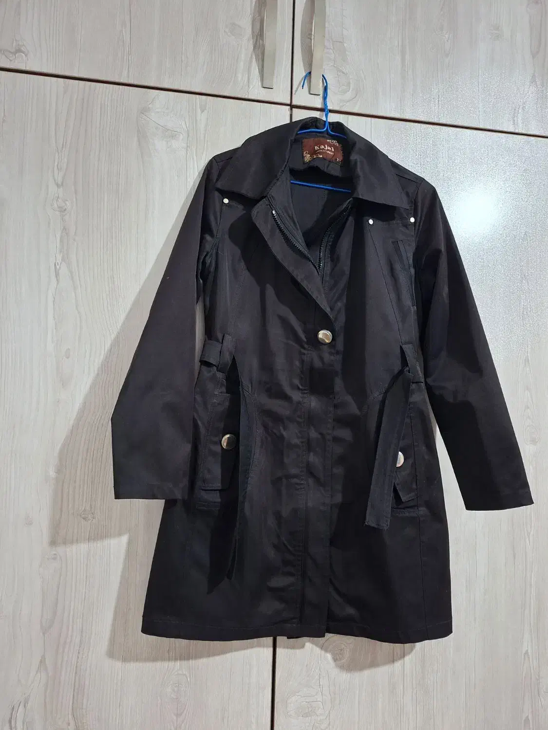 بارانی|لباس|رشت, عینک|دیوار