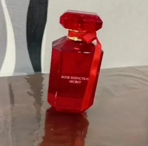 عطر ویکتوریا قرمز و نارسیس پودری|آرایشی، بهداشتی، درمانی|تهران, مهرآباد|دیوار
