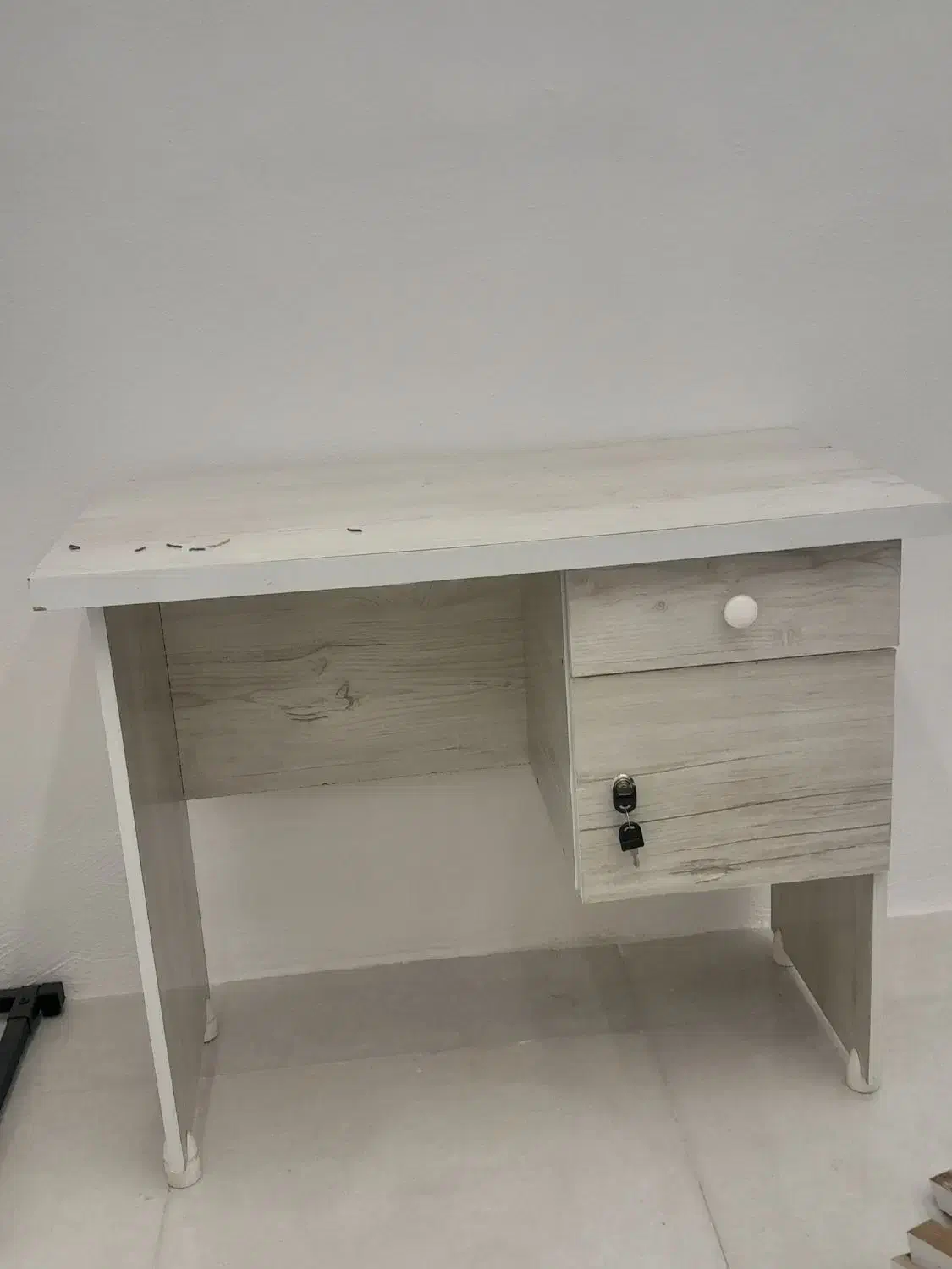 یک عدد رگال آویز با یه میز کاری|کتابخانه، شلف، قفسه‌های دیواری|گنبد کاووس, |دیوار