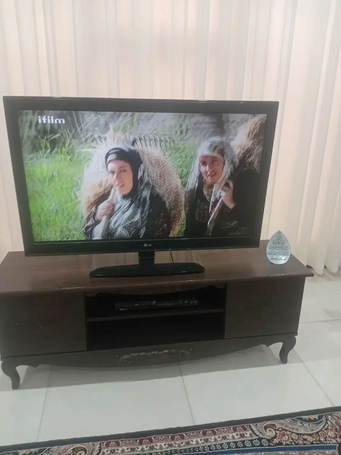 تلویزیون ۴۲ الجی با میز|تلویزیون و پروژکتور|کرج, کرج نو|دیوار