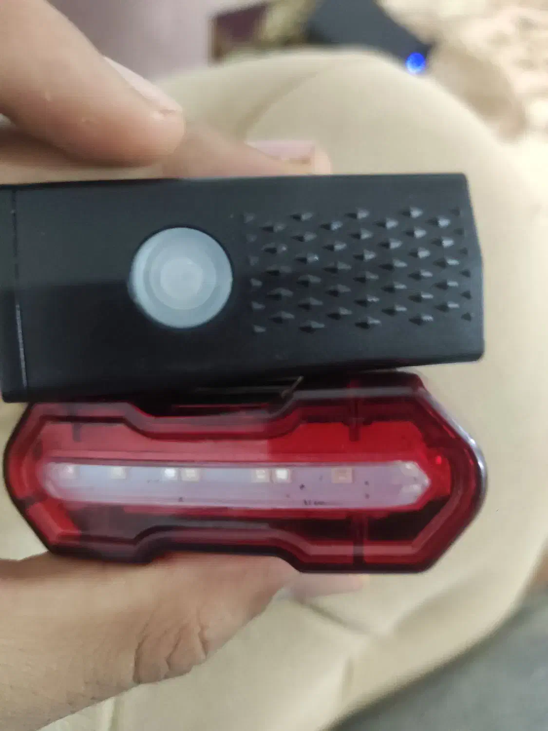 یک عدد چراغ راهنما دوچرخه یک عدد چراغ جلوی دوچرخه|دوچرخه، اسکیت، اسکوتر|مشهد, چهارچشمه|دیوار