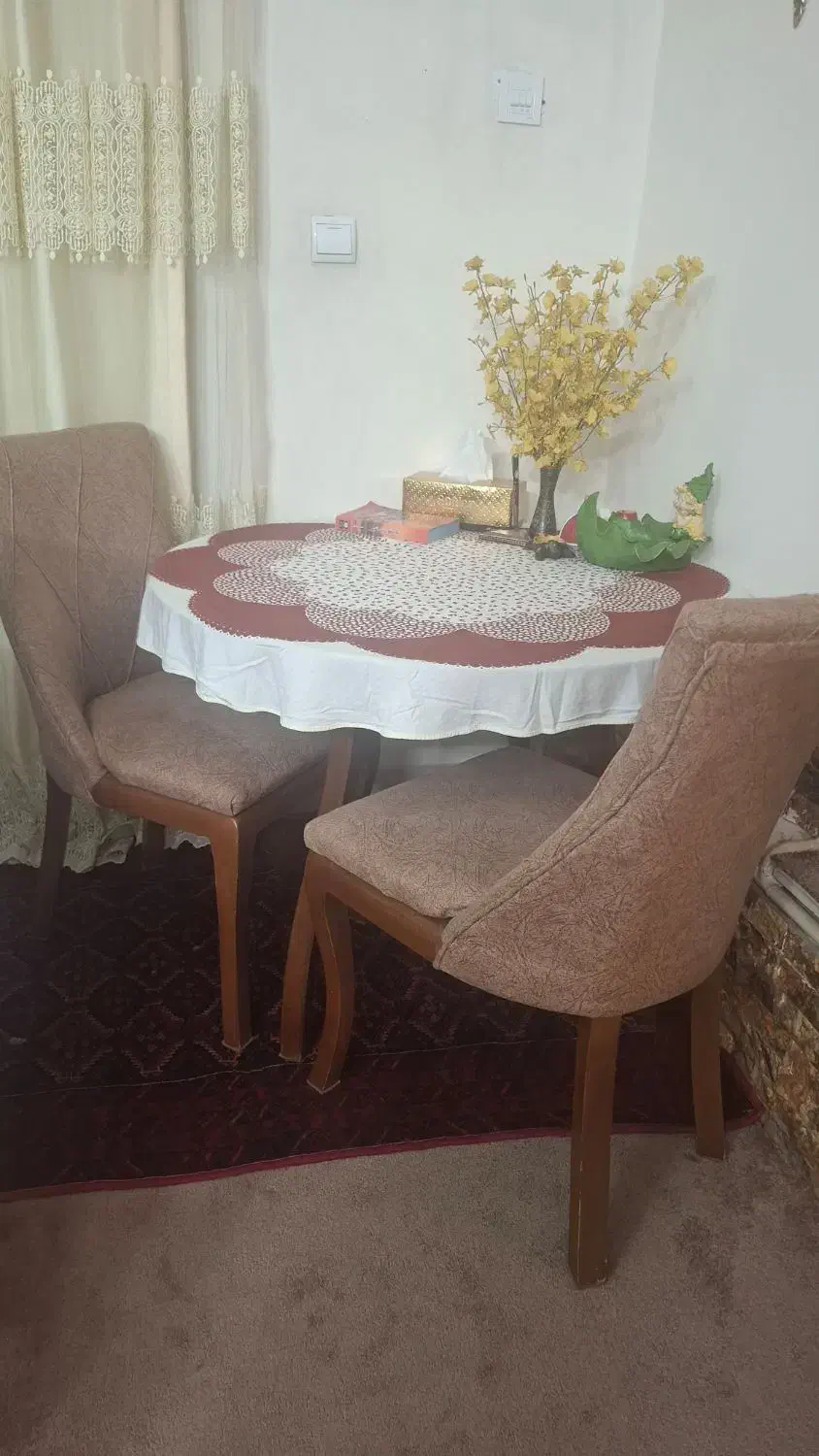 میز دونفره بسیار تمیز|میز و صندلی غذاخوری|ورامین, ورامین|دیوار