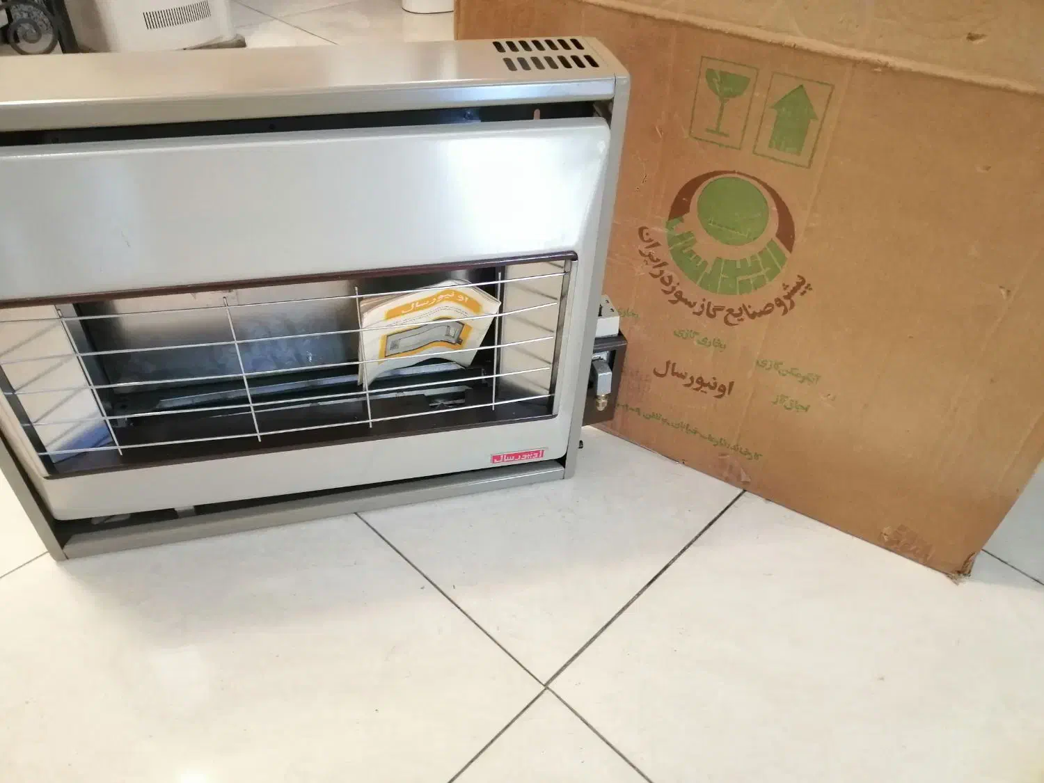 بخاری اونیورسال قدیمی|بخاری، هیتر، شومینه|زرقان, |دیوار