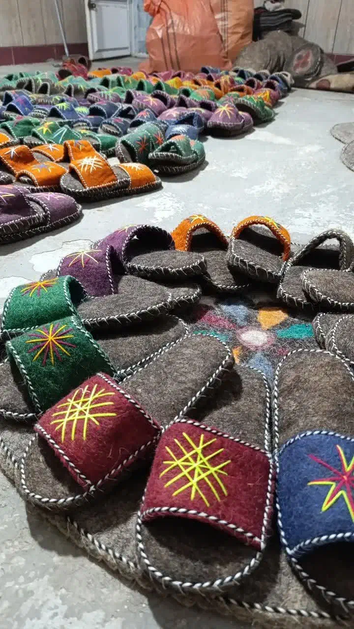 کفش نمدی|کیف، کفش، کمربند|مشهد, سجادیه|دیوار