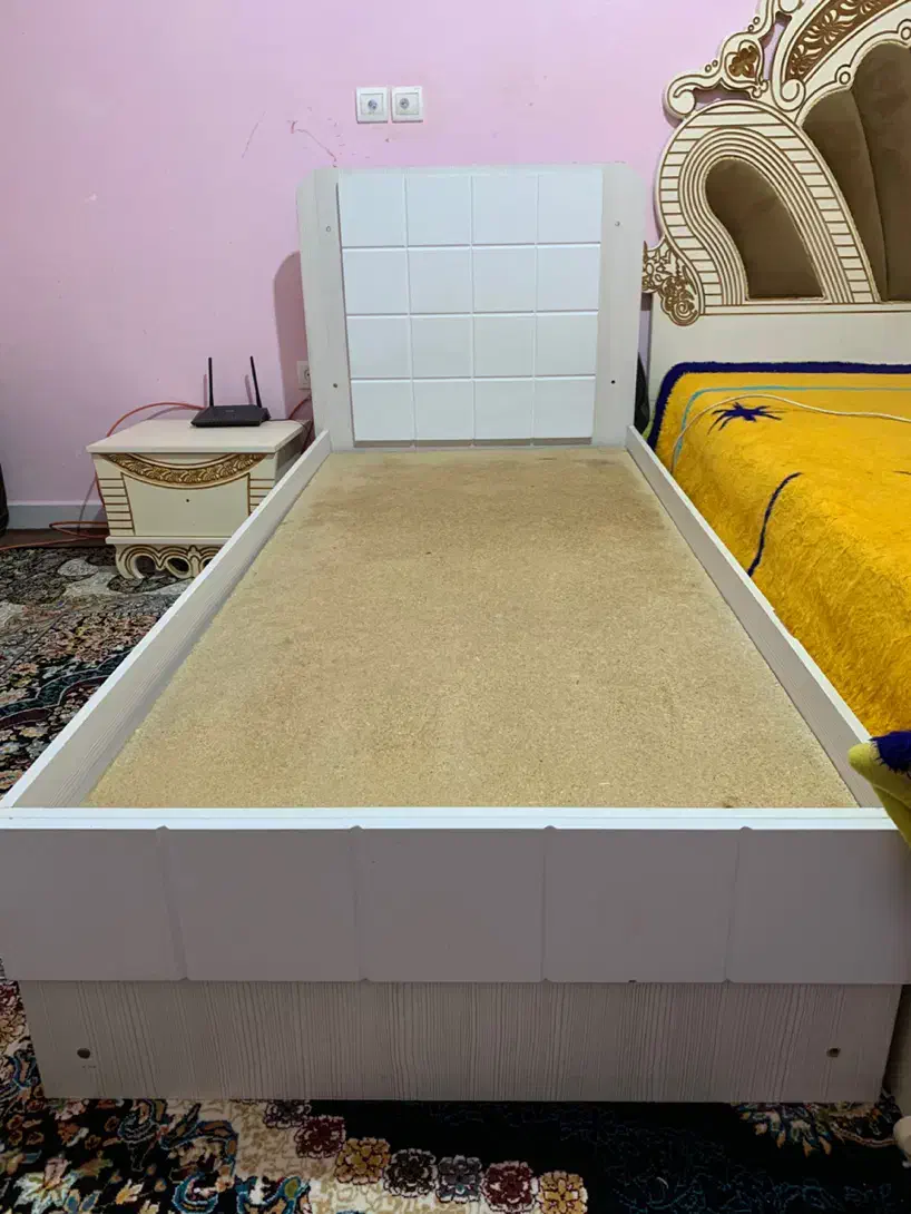 تخت یک نفره|تخت و سرویس خواب|صدرا-فارس, فاز ۱|دیوار