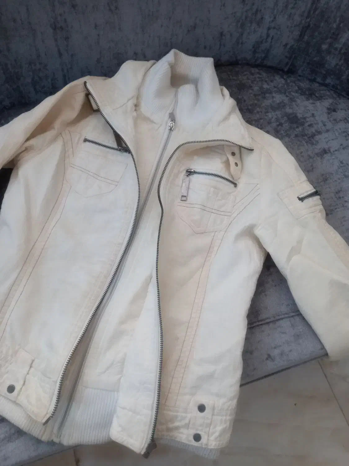 کت وپالتو|لباس|شاهین‌شهر, عطار|دیوار