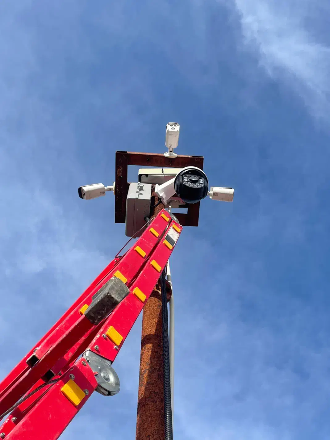 نصب و فروش دوربین مداربسته و دزدگیر|دوربین مداربسته|بروجن, |دیوار