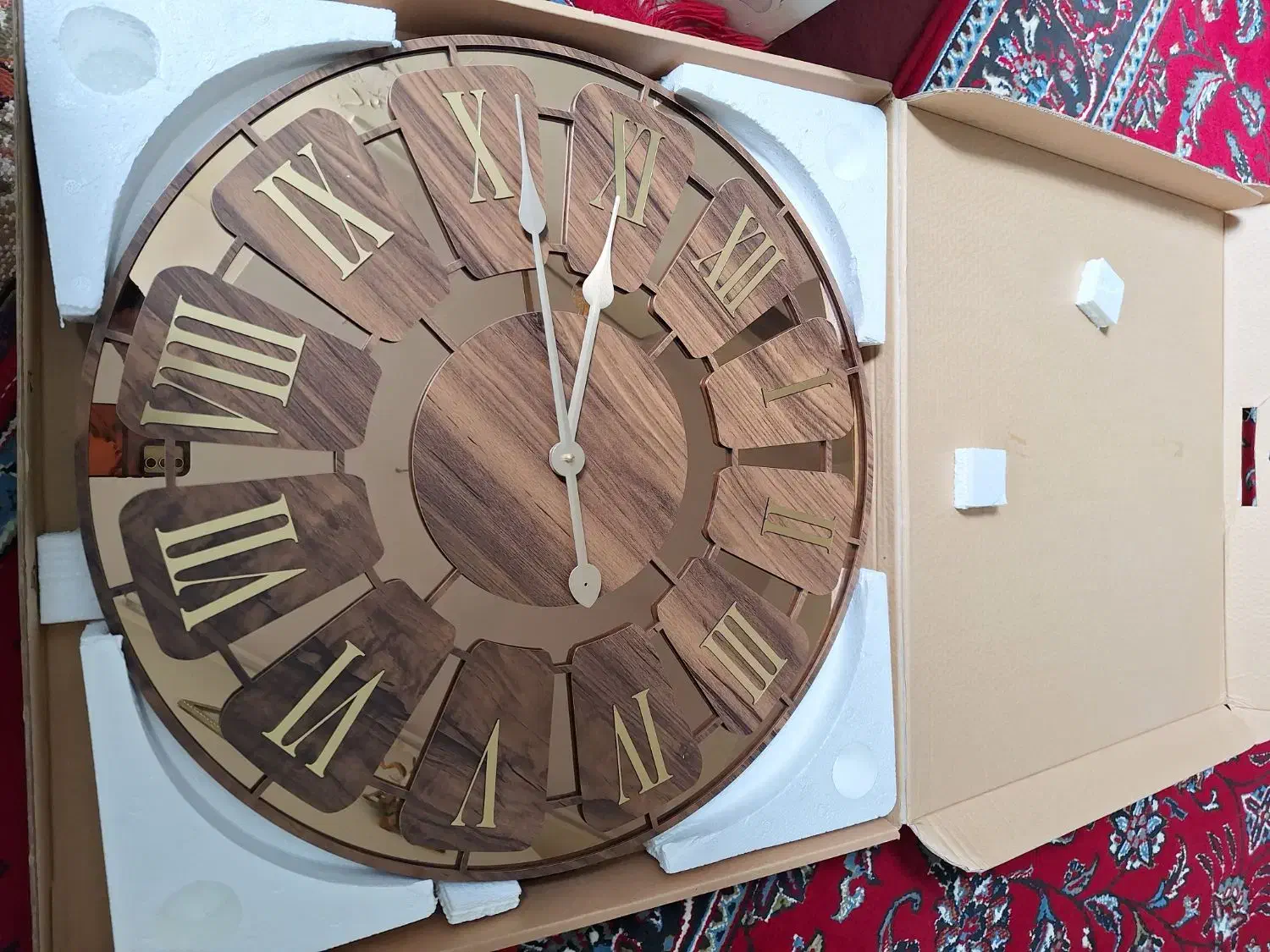 ساعت دیواری در حد نو با کارتن|ساعت دیواری و تزئینی|همدان, |دیوار