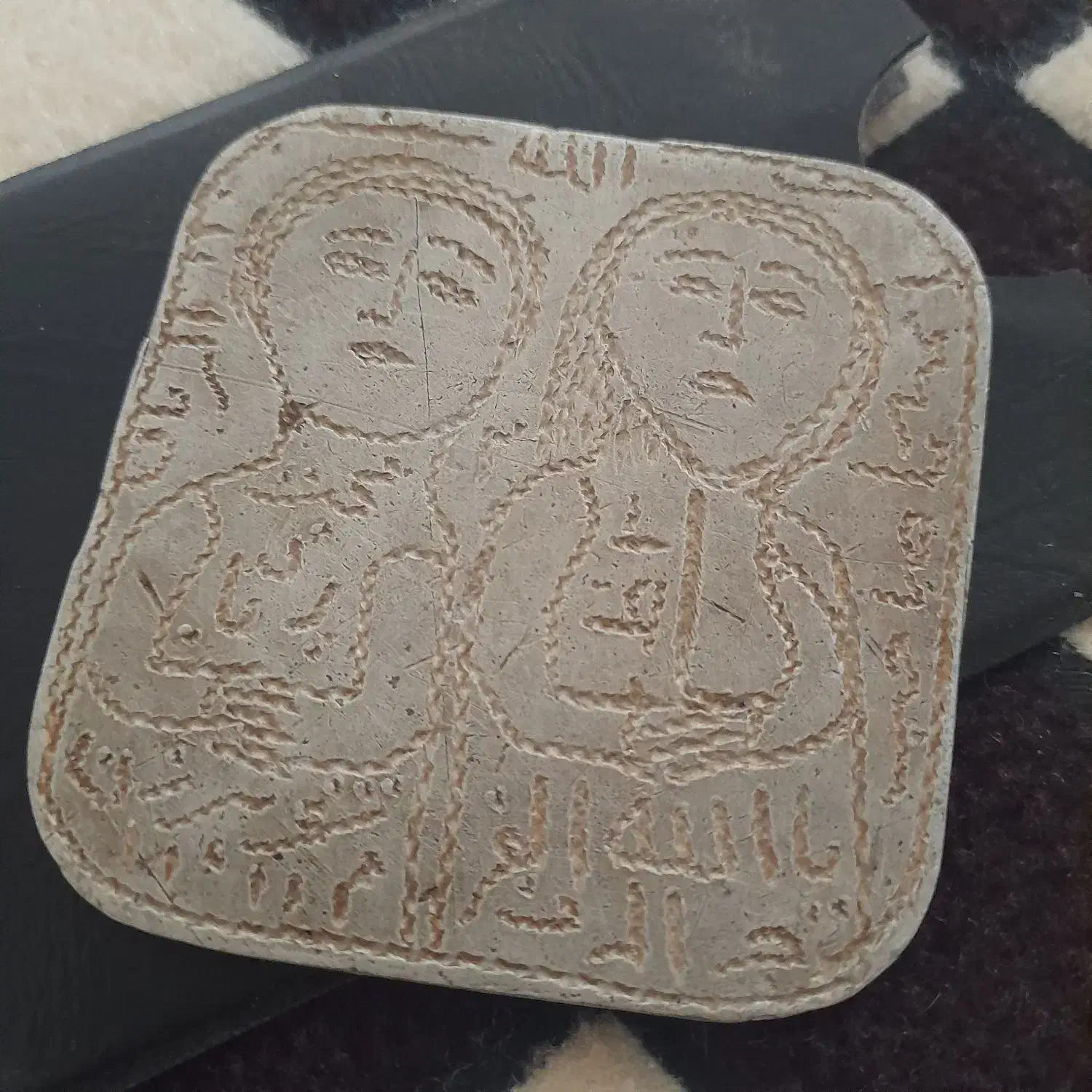 مهره محبت|کلکسیون اشیاء عتیقه|بزینه رود, |دیوار