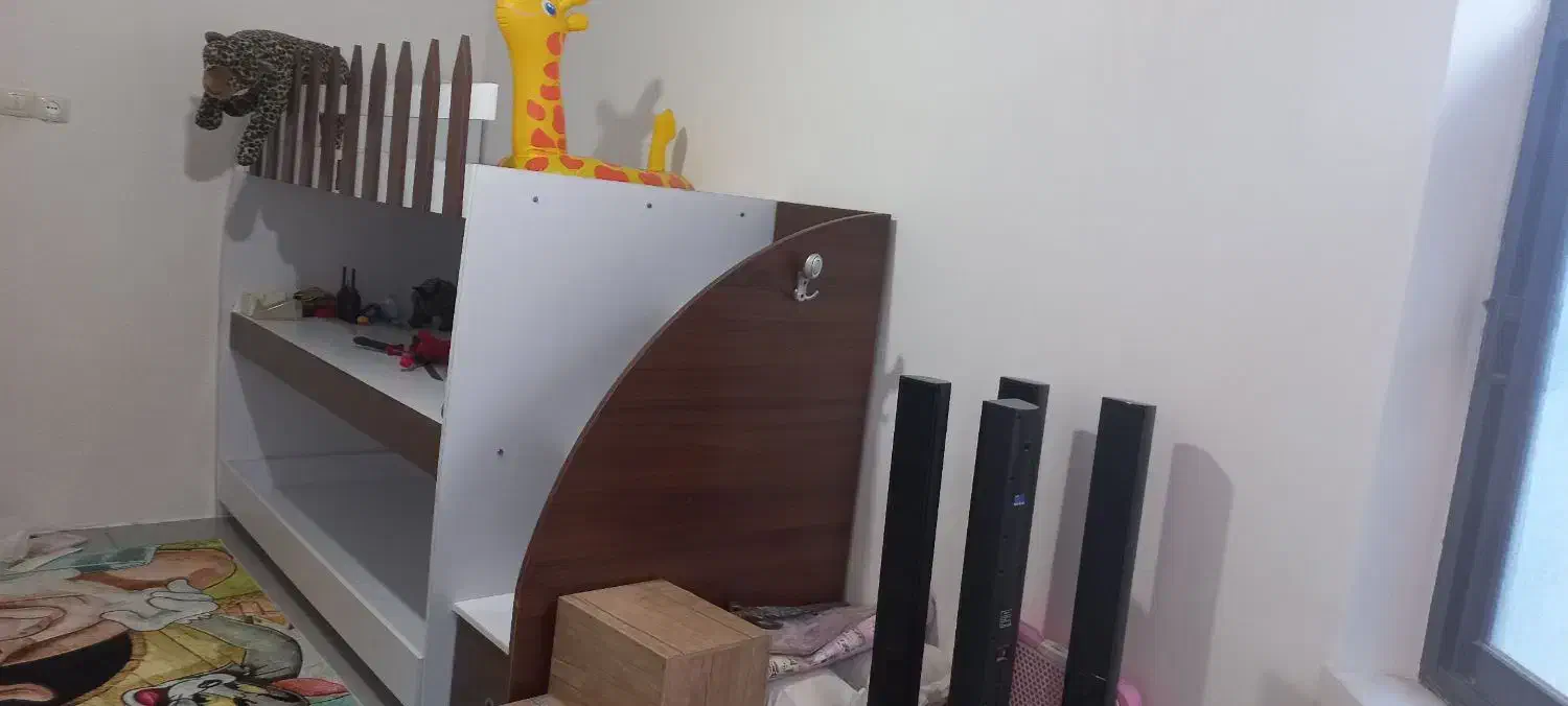 تخت و میز تحریر دو طبقه نوجوان بسیار شیک و محکم|تخت و سرویس خواب|رشت, سعدی (تختی)|دیوار