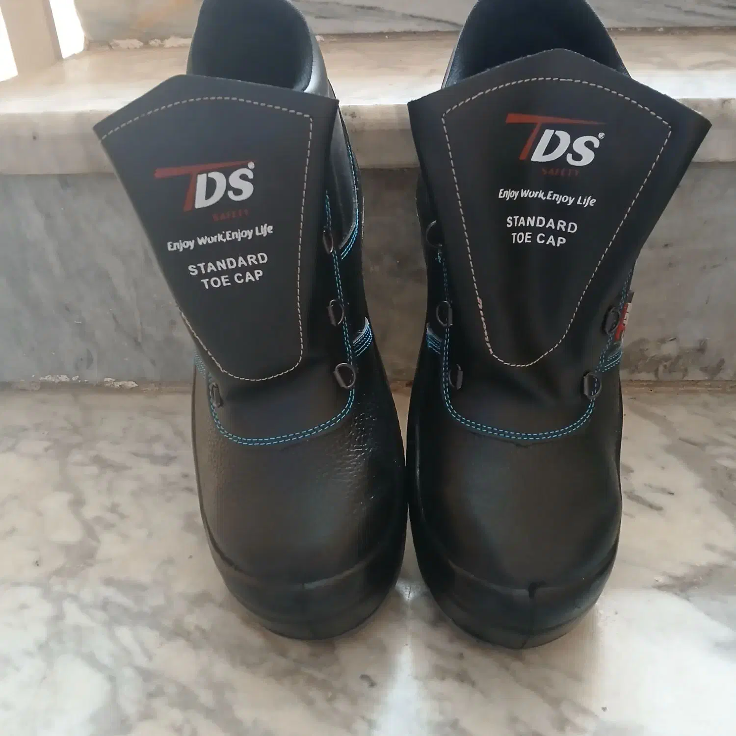 کفش ایمنی|کیف، کفش، کمربند|قدس, شهر‌قدس|دیوار