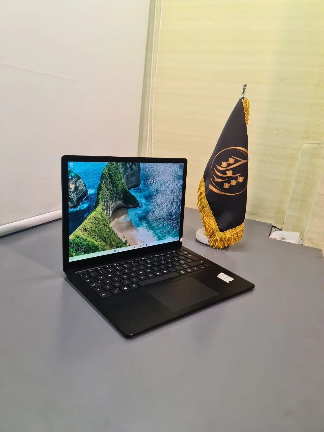 surface3|رایانه همراه|تهران, فلسطین (میدان انقلاب)|دیوار