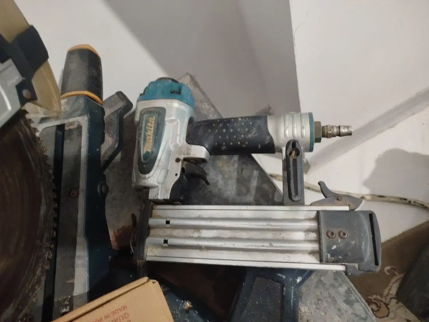 فارسی بر میخکوب|ابزارآلات|گنبد کاووس, |دیوار