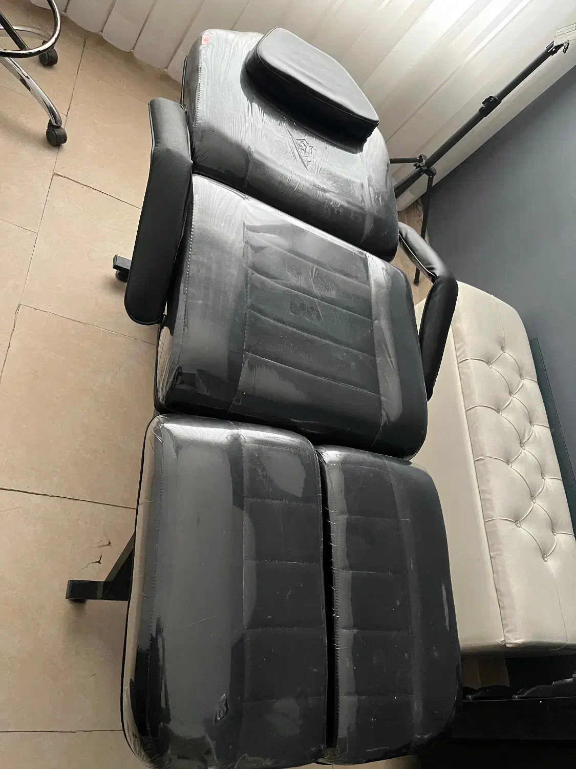 تخت ۴تیکه صندلی شو‌ کاملا نو استفاده نشده|آرایشگاه و سالن‌های زیبایی|خمین, |دیوار