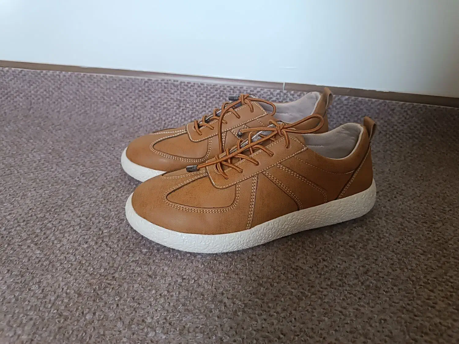 کفش|کیف، کفش، کمربند|اصفهان, صدف|دیوار