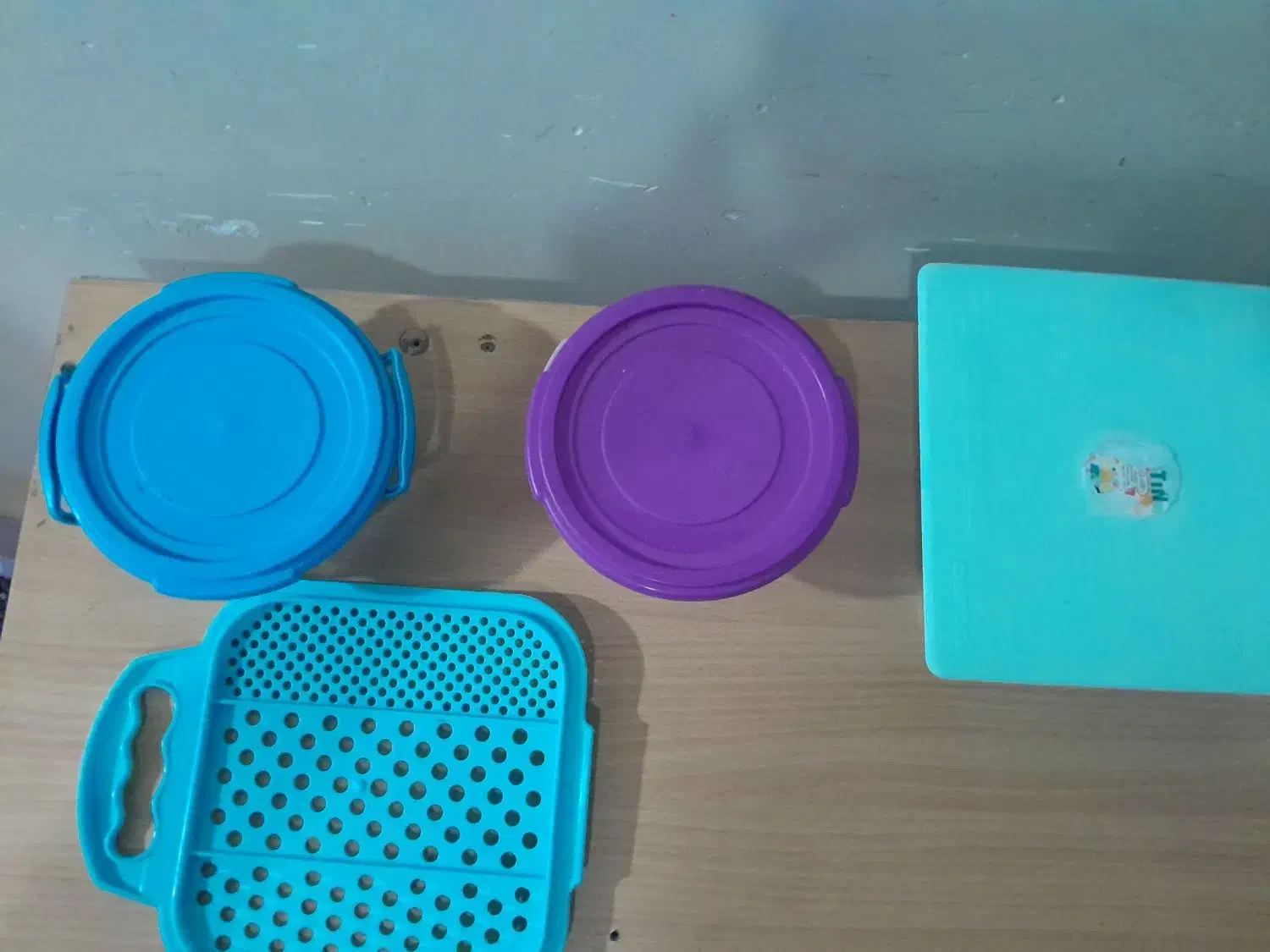 تعدادی ظرف|ظروف نگهدارنده، پلاستیکی، یک‌بارمصرف|زنجان, |دیوار