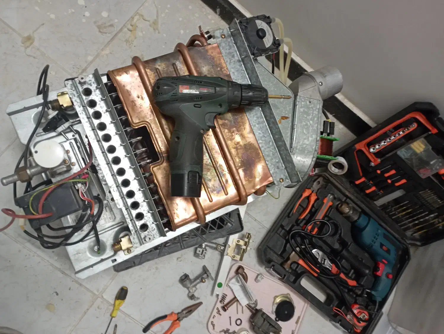 نصب سرویس آبگرمکن رنگ آمیزی ساختمان با17سال تجربه|خدمات پیشه و مهارت|زابل, |دیوار