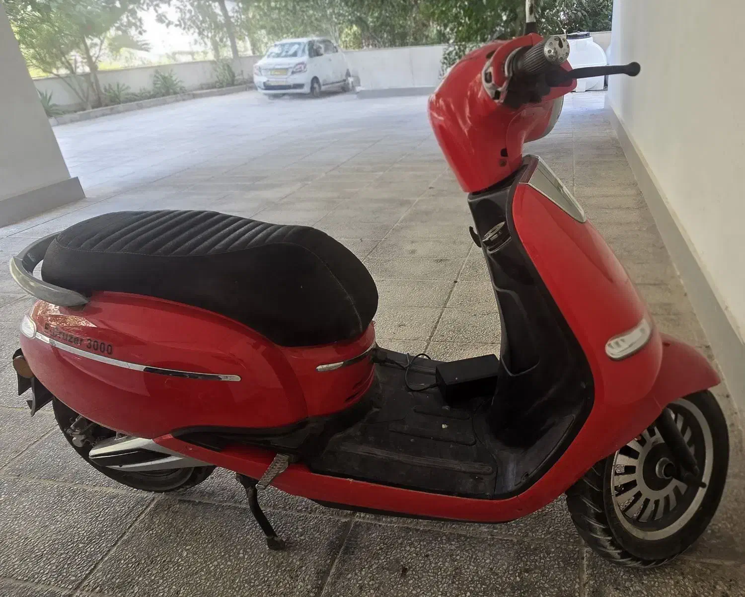 لا زرورقی|موتورسیکلت|کیش, |دیوار