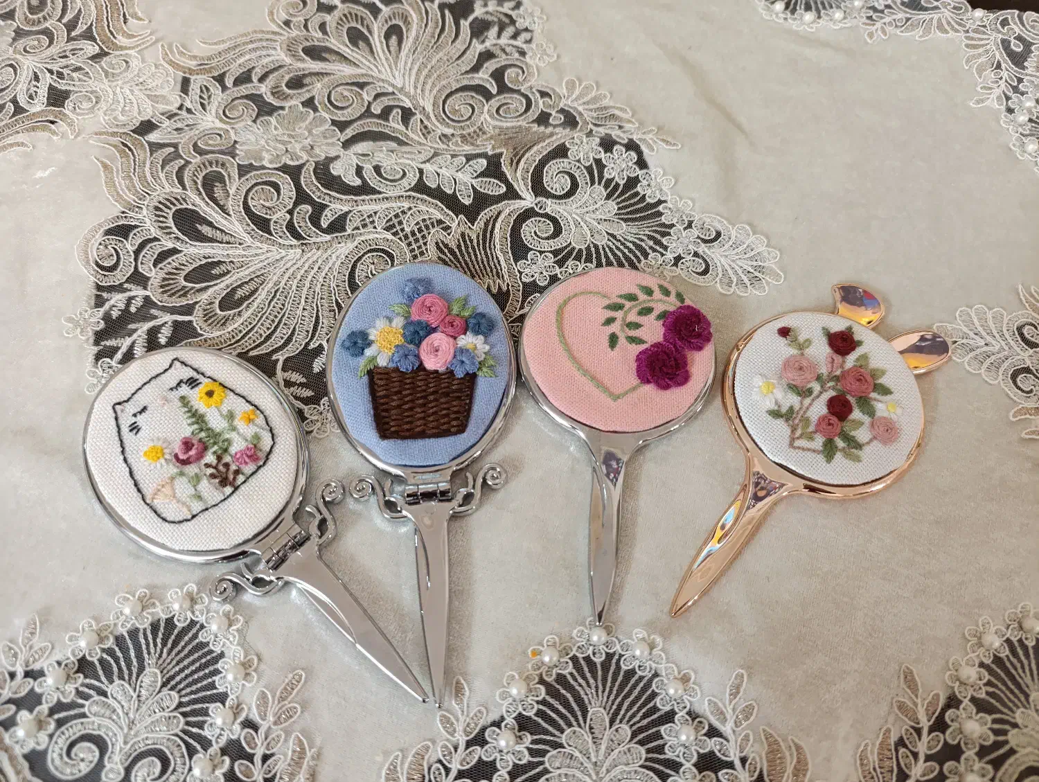 آینه دستی گلدوزی شده|صنایع دستی و سایر لوازم تزئینی|قم, حنیف نژاد|دیوار