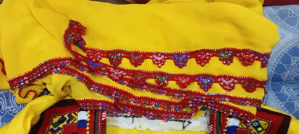 لباس دست دوز|لباس|سراوان, |دیوار